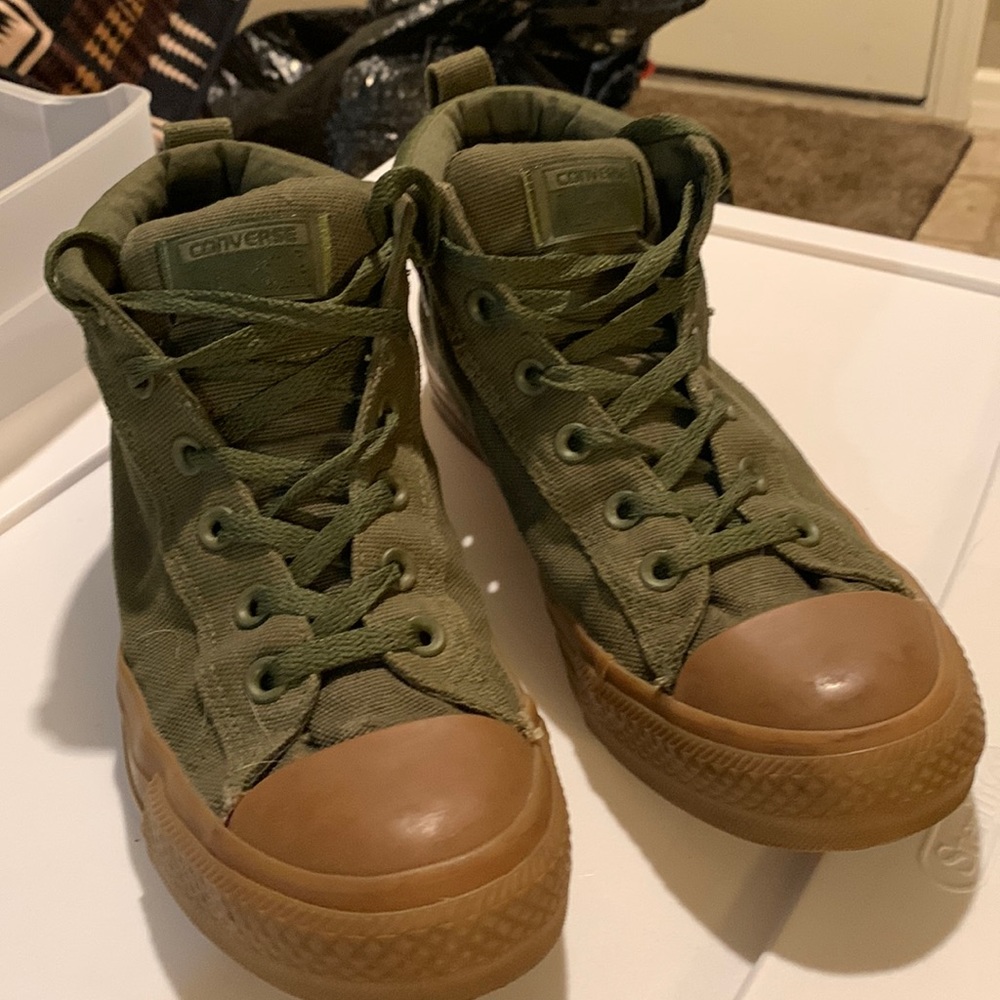 Converse size 8mens 10womens. Army green with brown rubber